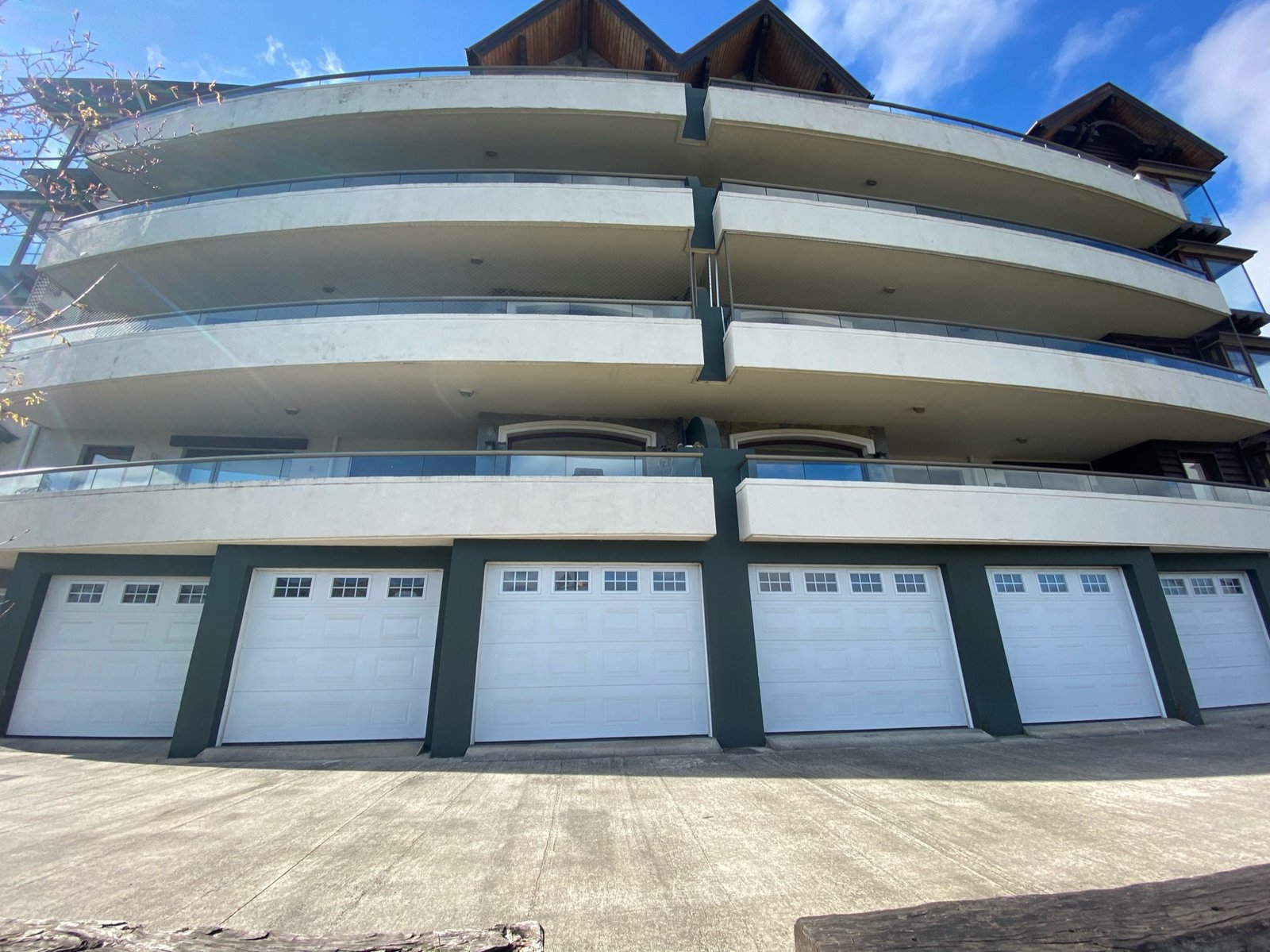  55-. Edificio Los Castaños 